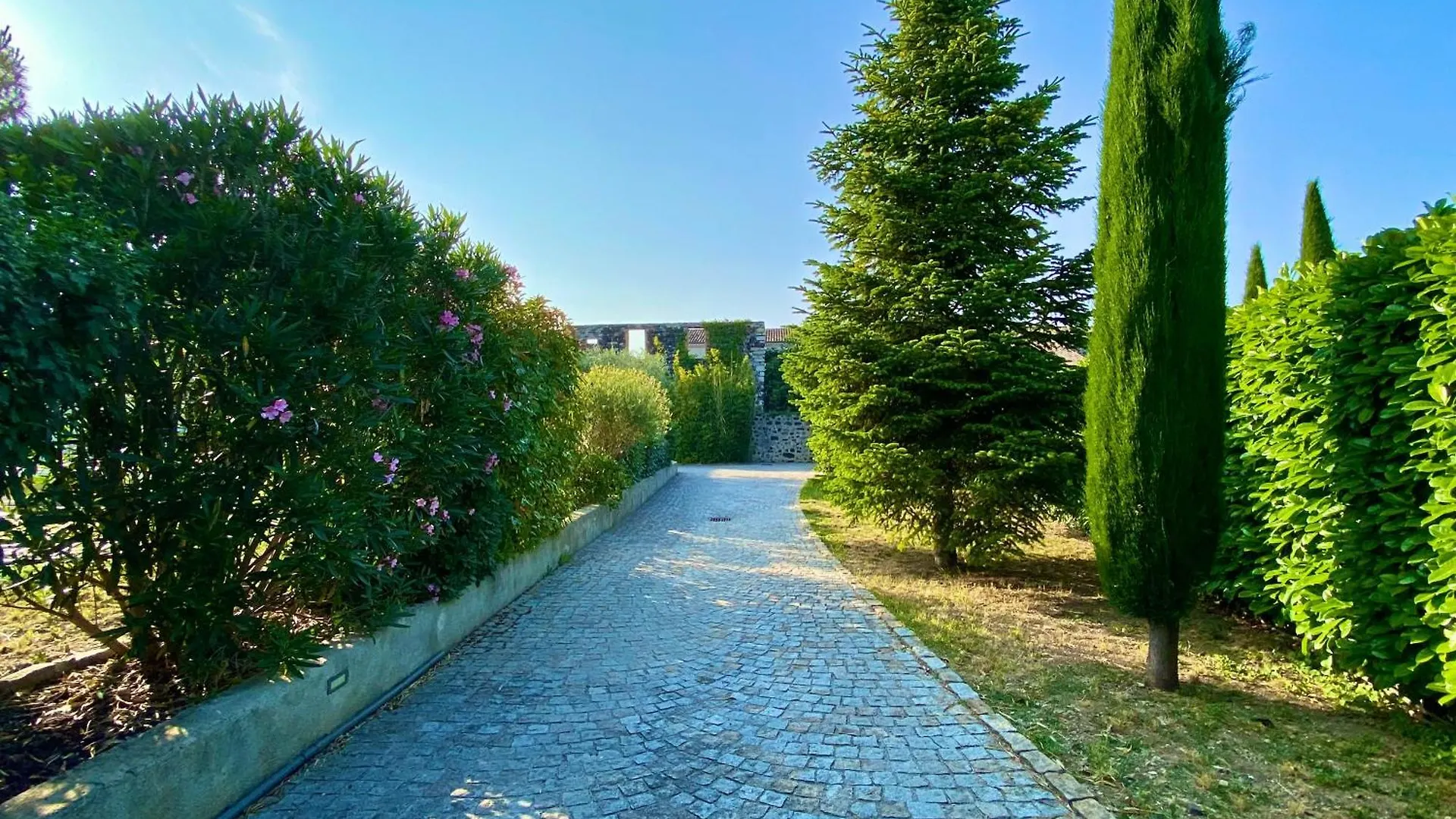 Дом отдыха Belle Maison De Pierre Pour 10P, 4Ch, Piscine Privative, Grand Jardin Clos Alba-la-Romaine